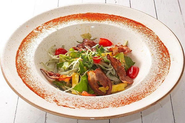 Салат с беконом и копченым айоли