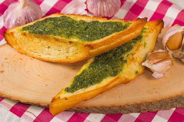 Хлеб с чесночным маслом