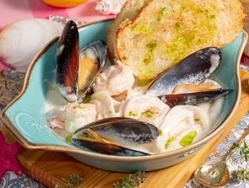 Соте морепродуктов в сливочно-чесночном соусе