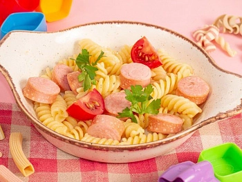 Фузилли с сосисками и оливковое масло