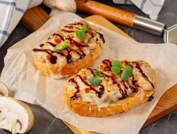 Брускетты с жульеном