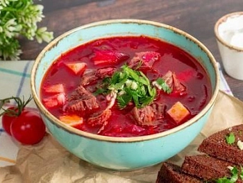 Борщ с говядиной и гренками