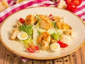 Салат Цезарь с креветками-гриль