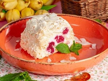 Меренговый рулет с малиной