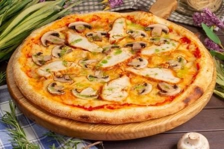 Пицца с курицей и грибами