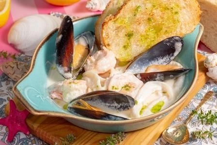 Соте морепродуктов в сливочно-чесночном соусе
